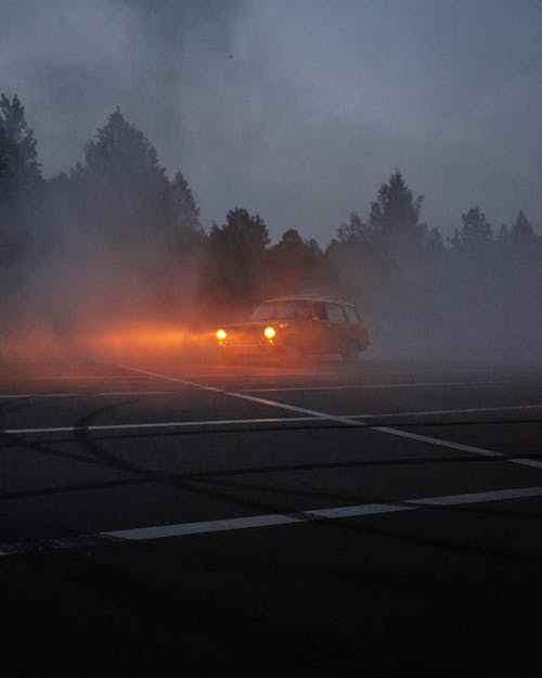 Fotobanka s bezplatnými fotkami na tému akcia, asfalt, autá