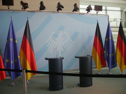Free Sechs Farbige Flaggen Hängen An Grauen Edelstahlstangen Stock Photo