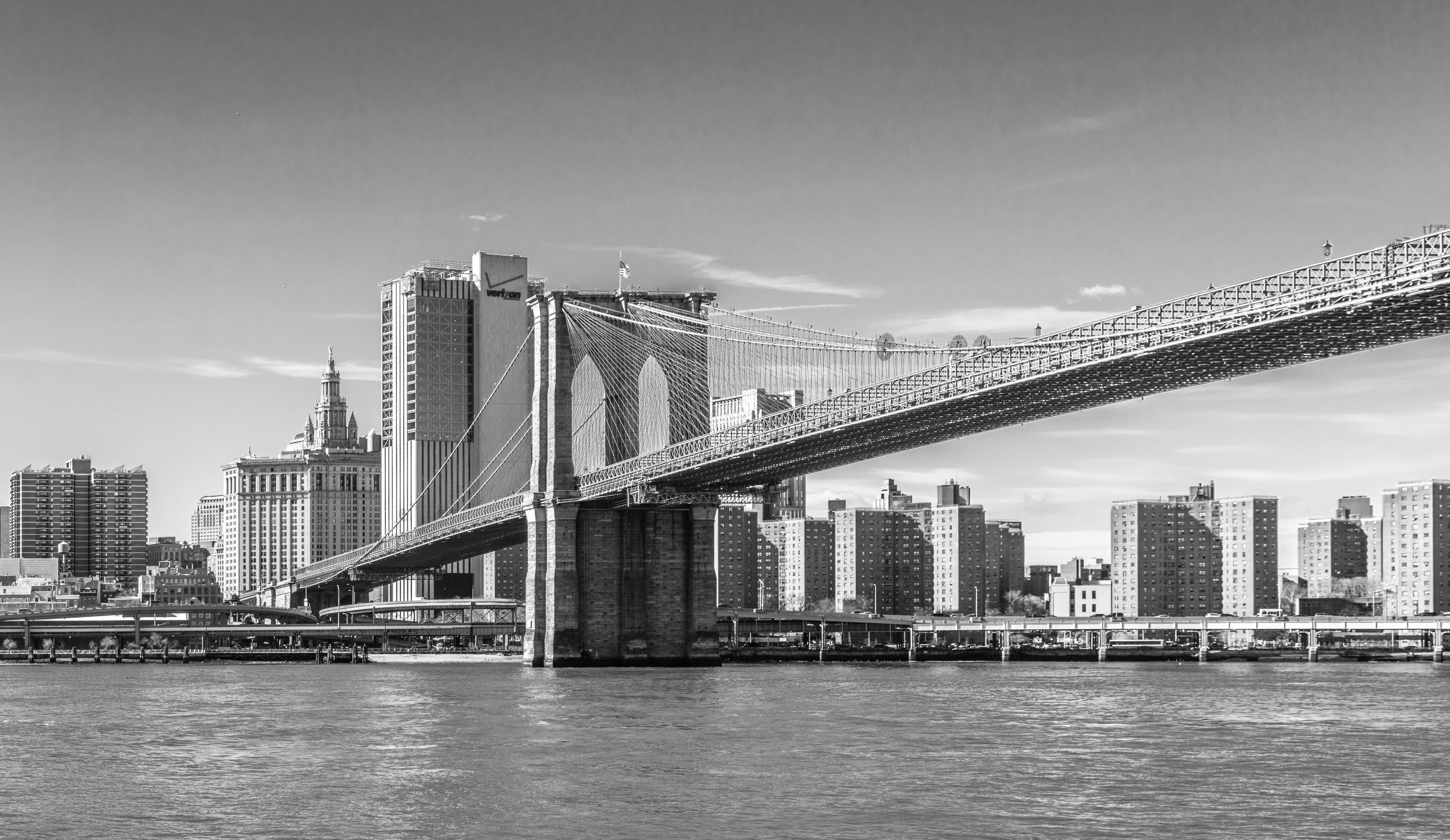 ニューヨーク ブルックリンブリッジ 白黒の無料の写真素材
