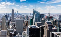 在晴朗的蓝天下，纽约市的天际线拥有壮丽的摩天大楼景色