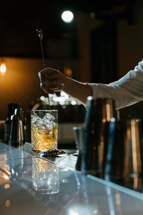 Personne Versant De L'eau Sur Un Verre à Boire Clair