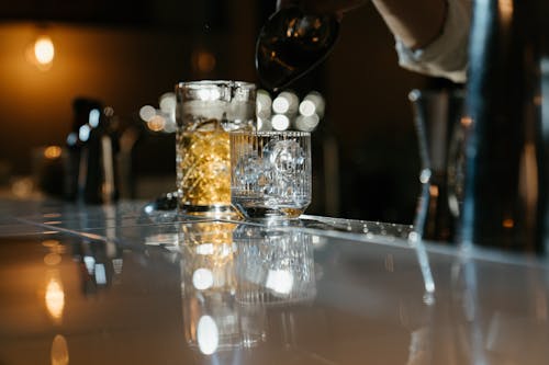투명 유리 테이블에 투명 유리 컵