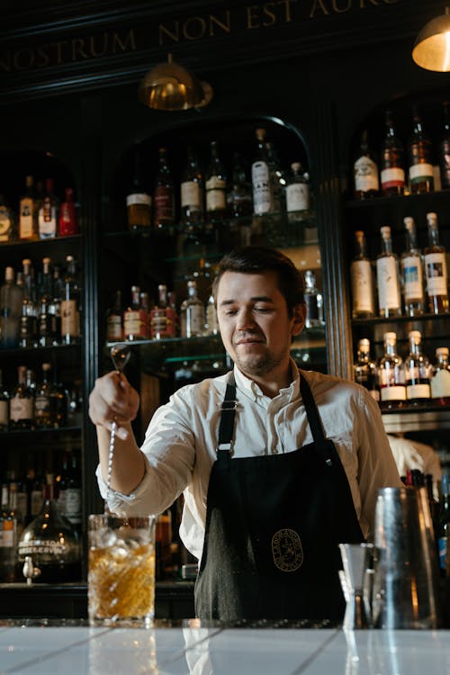 Man In Wit Shirt Met Lange Mouwen Met Glazen Fles