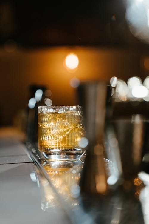 Helder Drinkglas Met Bruine Vloeistof Op Tafel