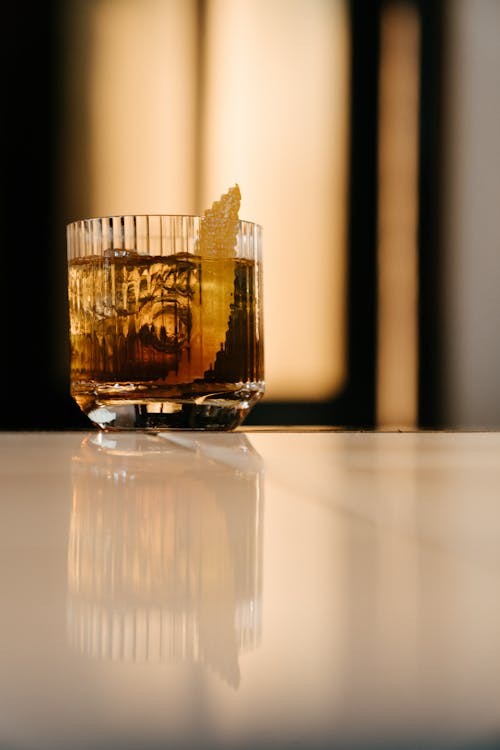 бесплатная Прозрачный стакан с коричневой жидкостью Стоковое фото