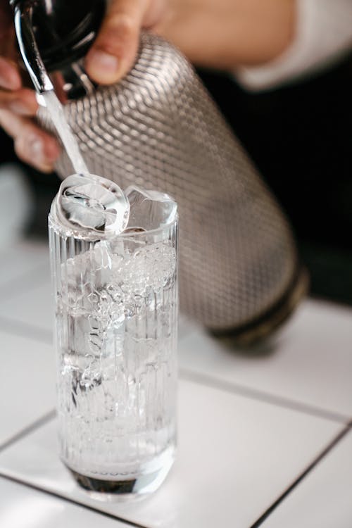 白桌上的透明水杯