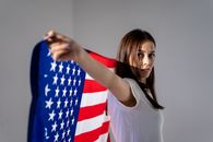 举着美国国旗的女人象征着爱国主义和独立