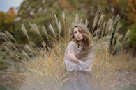 秋色中，卷发女子的倒影安详宁静，尽显自然之美