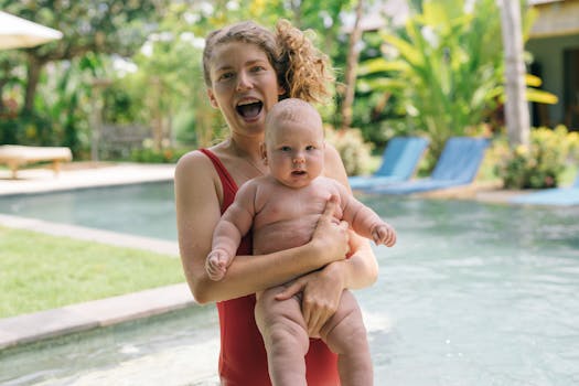 妈妈和宝宝在游泳池旁快乐地享受了一天，这是完美的夏季家庭时刻