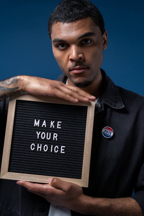 Gratis stockfoto met Afro-Amerikaans, Afro-Amerikaanse man, blauwe achtergrond