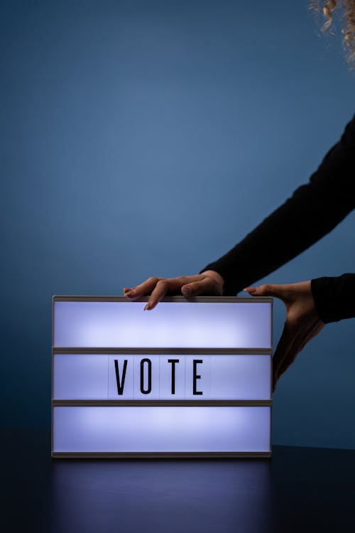 Gratis lagerfoto af afstemning, Anonym, blå baggrund