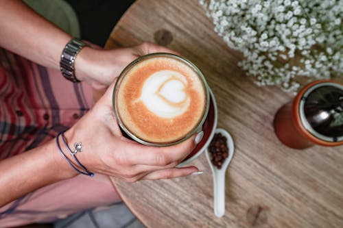 bae, bir fincan kahve, cappuccino içeren Ücretsiz stok fotoğraf