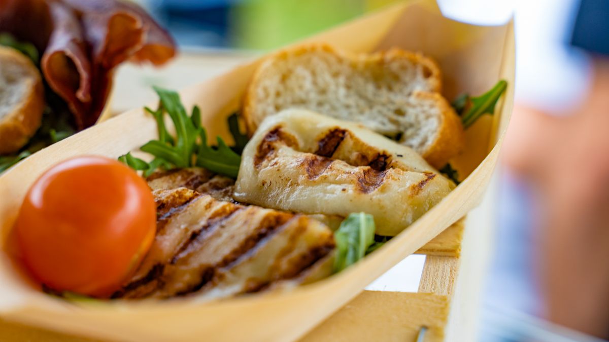 Grilled feta and tomato pita