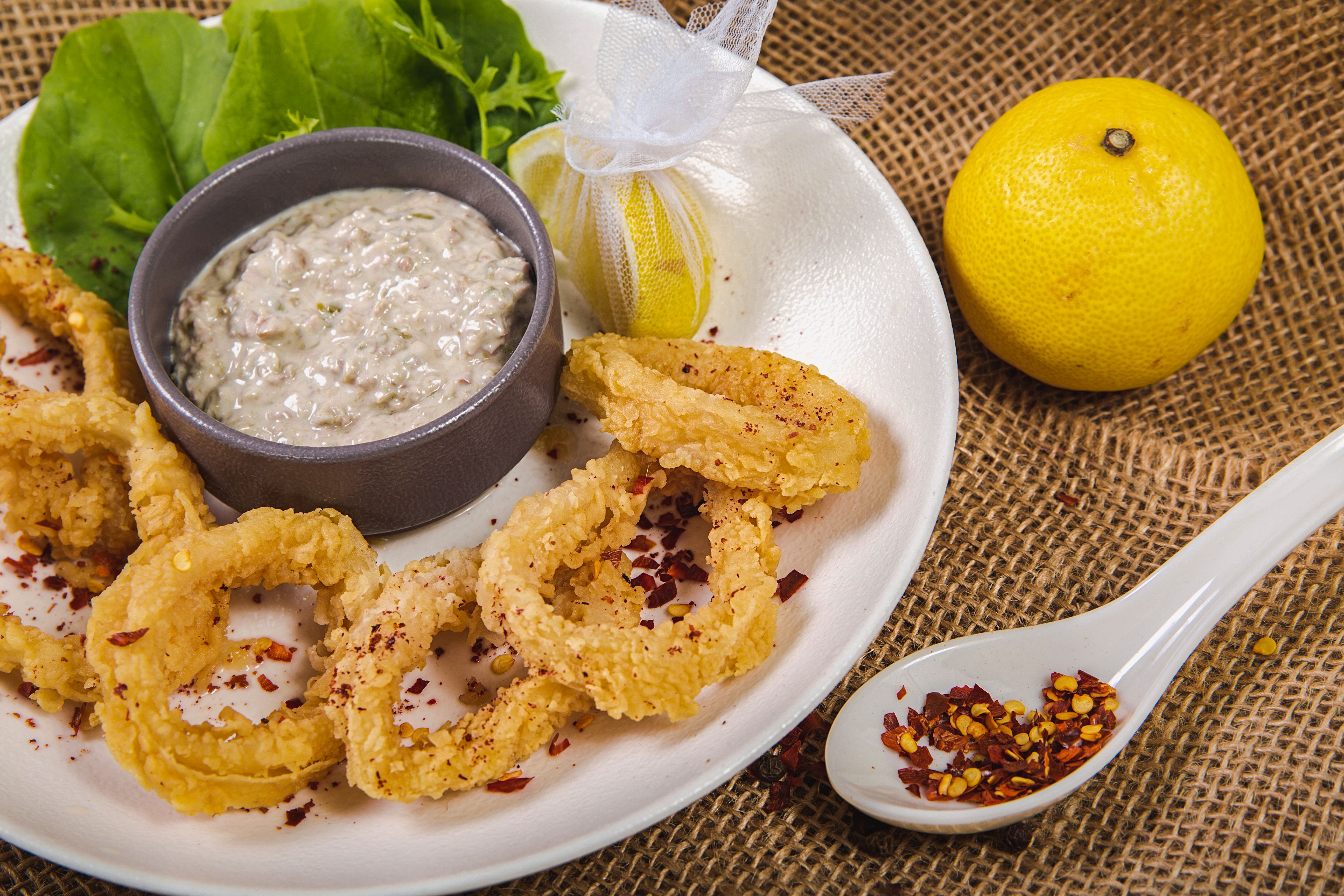 Grilled calamari with lemon