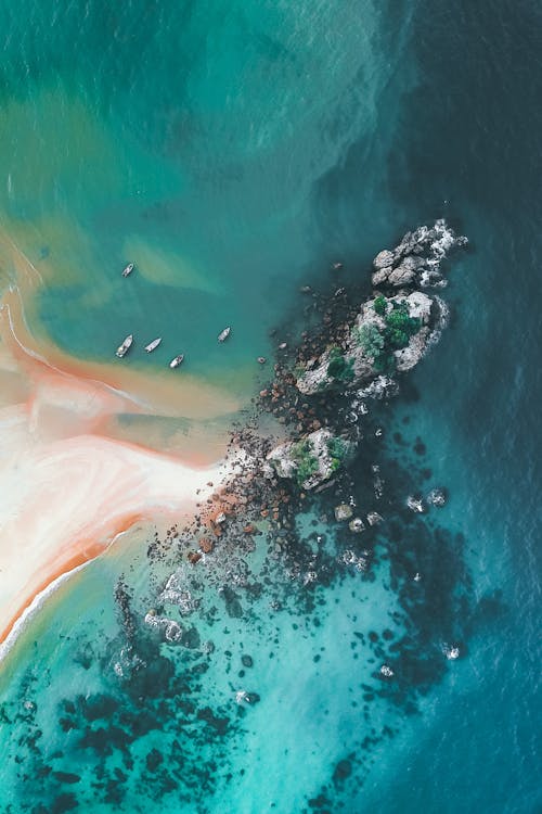 Бирюзовый океан со скалами и песчаным пляжем