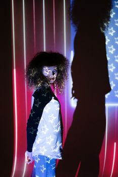 在星空投影和阴影效果中，卷发的女人体现了美国爱国主义