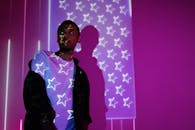 一幅创意肖像在现代背景下描绘了一位投影着爱国明星的男子