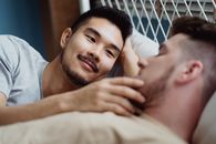 一对恩爱的夫妇在卧室里放松，享受着温馨的时光