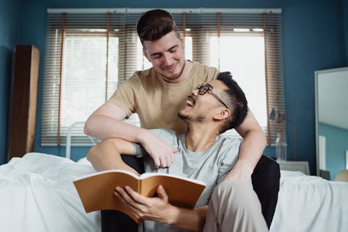 Kostnadsfri bild av asiatisk man, bok, Gay