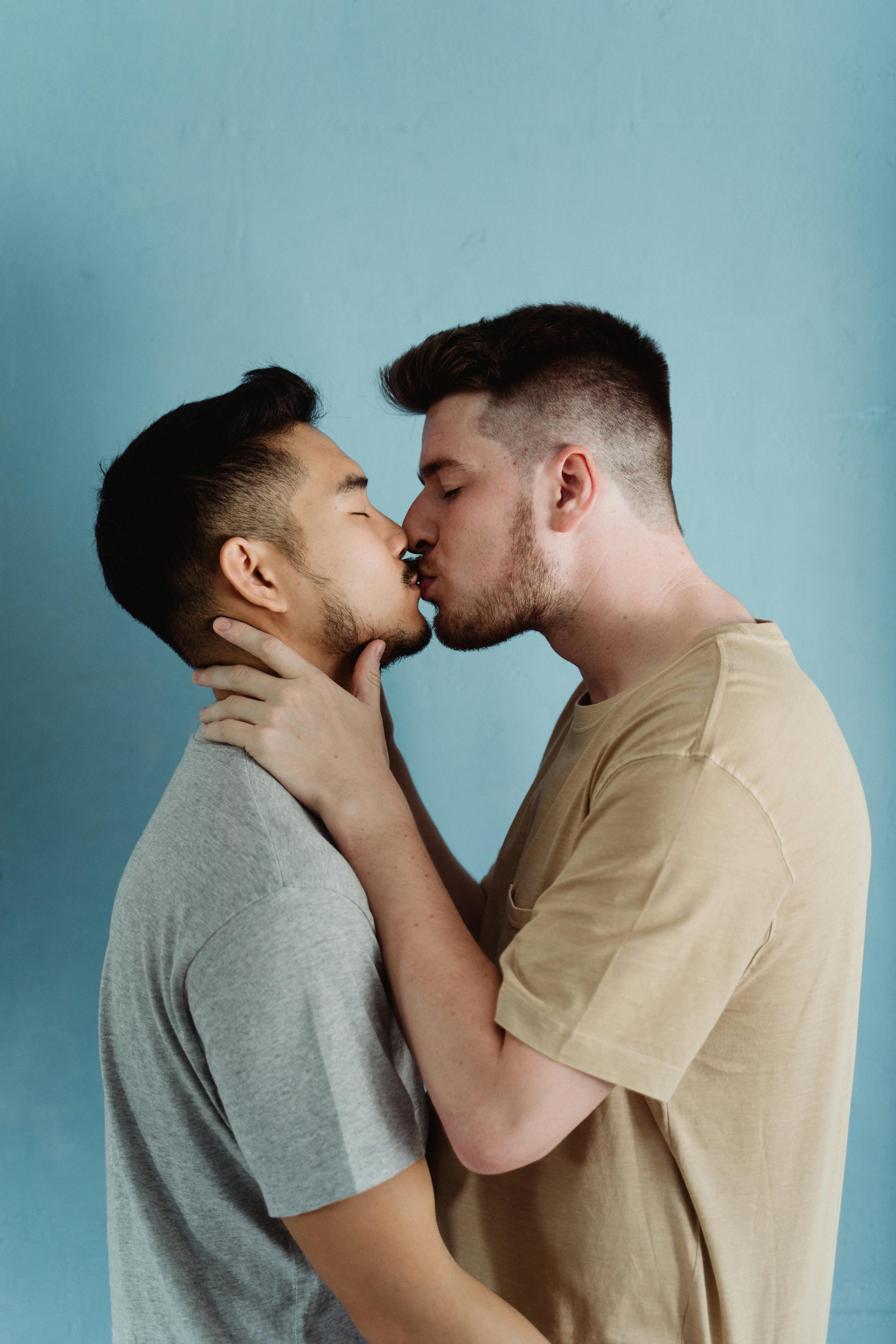2 gay men kissing
