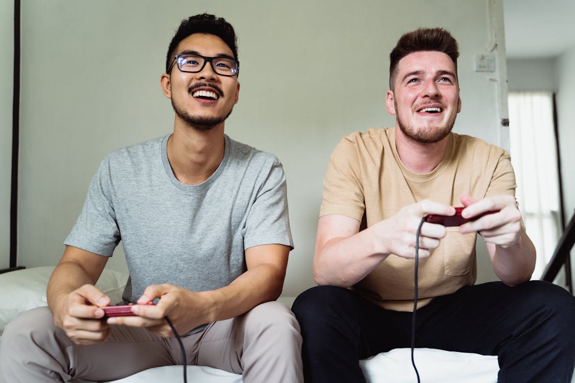 Foto profissional grátis de amigos, controlador de console, diversão