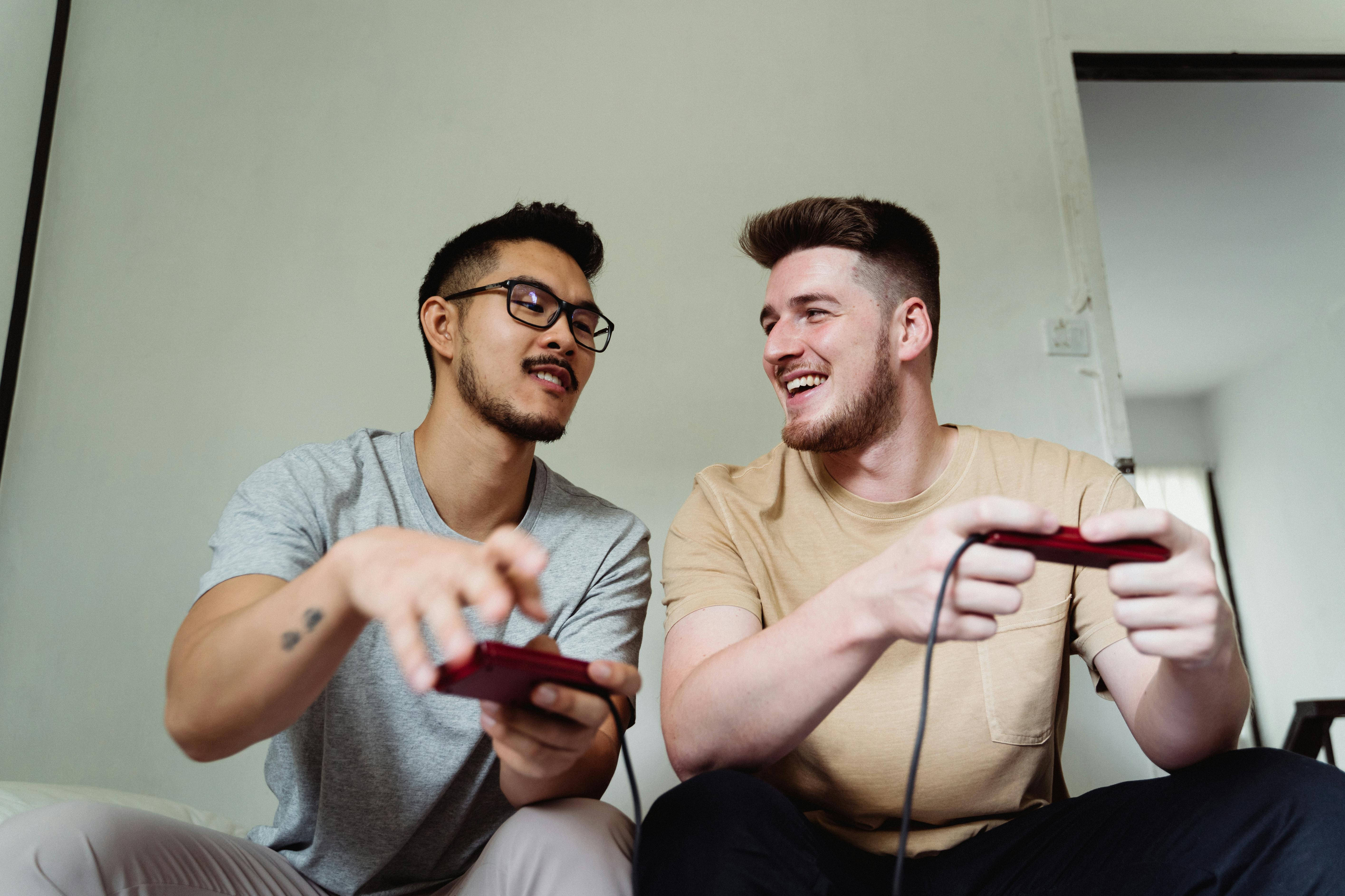 两个朋友在家里轻松地玩电子游戏