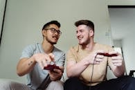 两个朋友在家里轻松地玩电子游戏