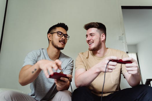 两个朋友在家里轻松地玩电子游戏