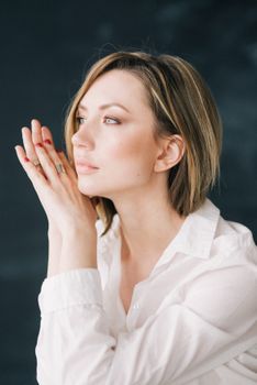 一位优雅女性的侧面肖像，表情若有所思