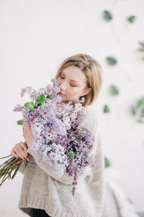 Kostnadsfri bild av blommor, blond, håller