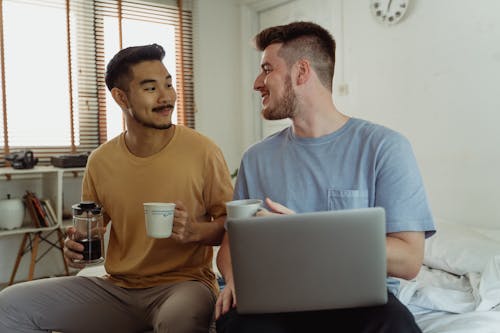 Ilmainen kuvapankkikuva tunnisteilla gay, hymyily, juominen