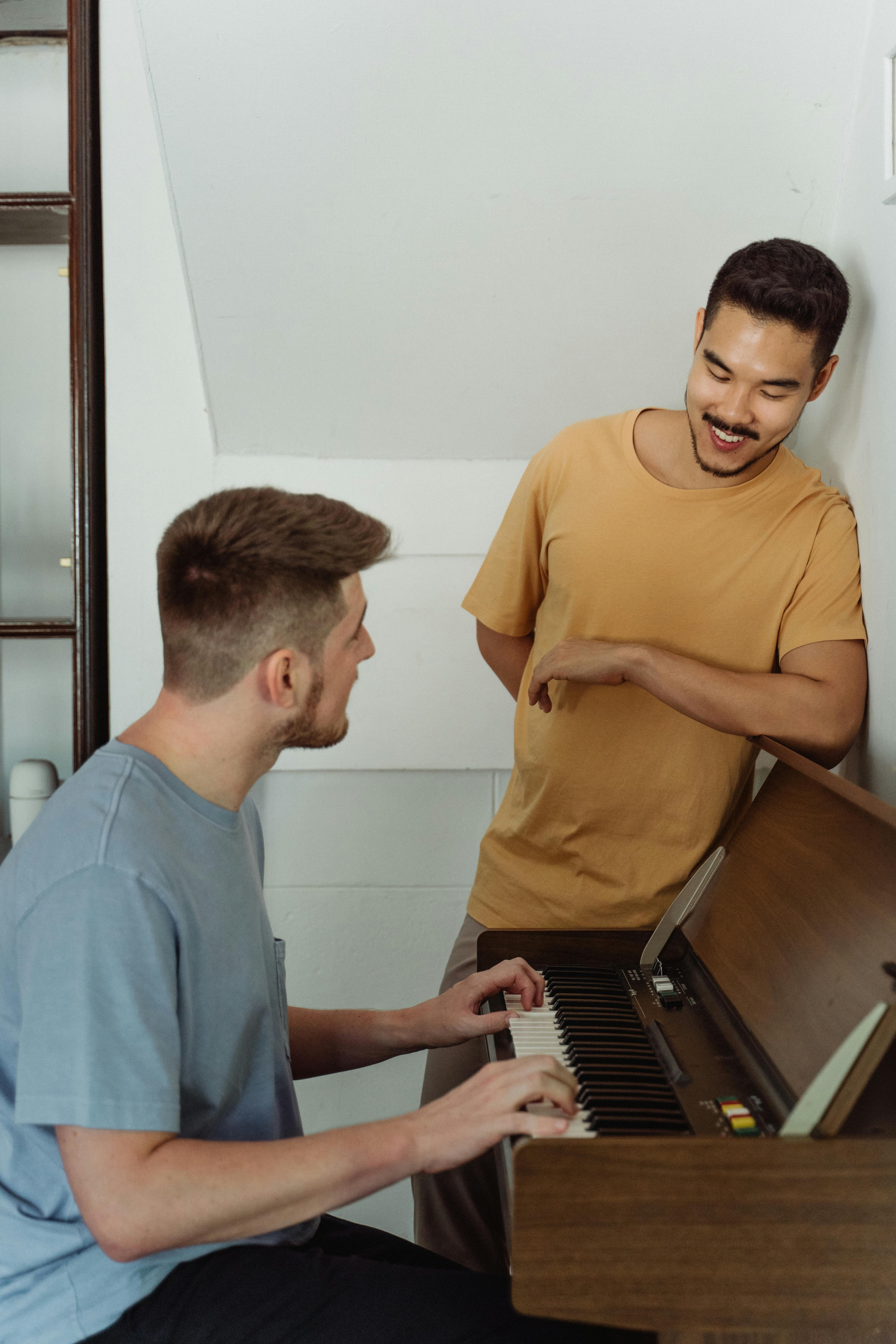 Pessoa tocando piano · Foto stock grátisPessoa tocando piano · Foto stock grátis  