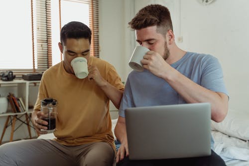 Ilmainen kuvapankkikuva tunnisteilla aasialainen mies, homo, huone