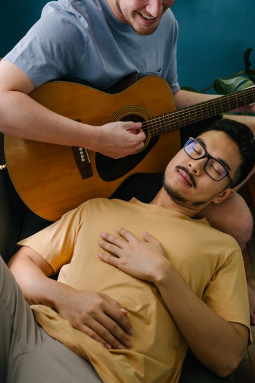 Fotobanka s bezplatnými fotkami na tému akustická gitara, Ázijčan, ázijský muž