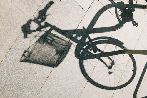 Ücretsiz Beyaz Zemin üzerinde Siyah Bisiklet Stok Fotoğraflar
