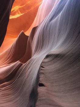 捕捉羚羊峡谷砂岩墙壁上雕刻的迷人美景，位于亚利桑那州