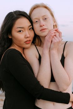 两名女性在户外亲密拥抱，传递了友谊与多样性的信息
