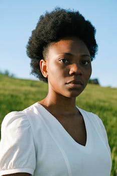 阳光明媚的草地上，一位优雅女性的肖像展现了自然之美与风格