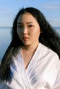 海边，一位优雅的女人散发着自信和迷人的魅力