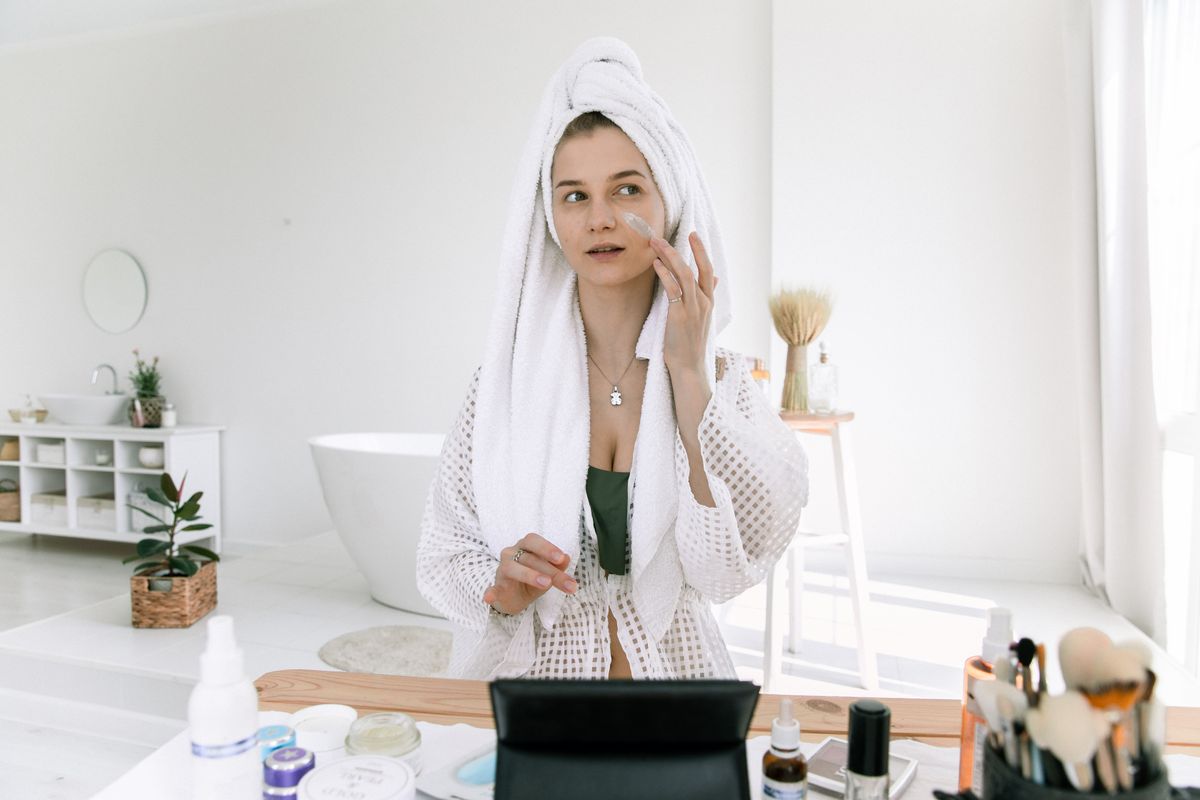 Vrouw met lichte huid tijdens haar skincare routine