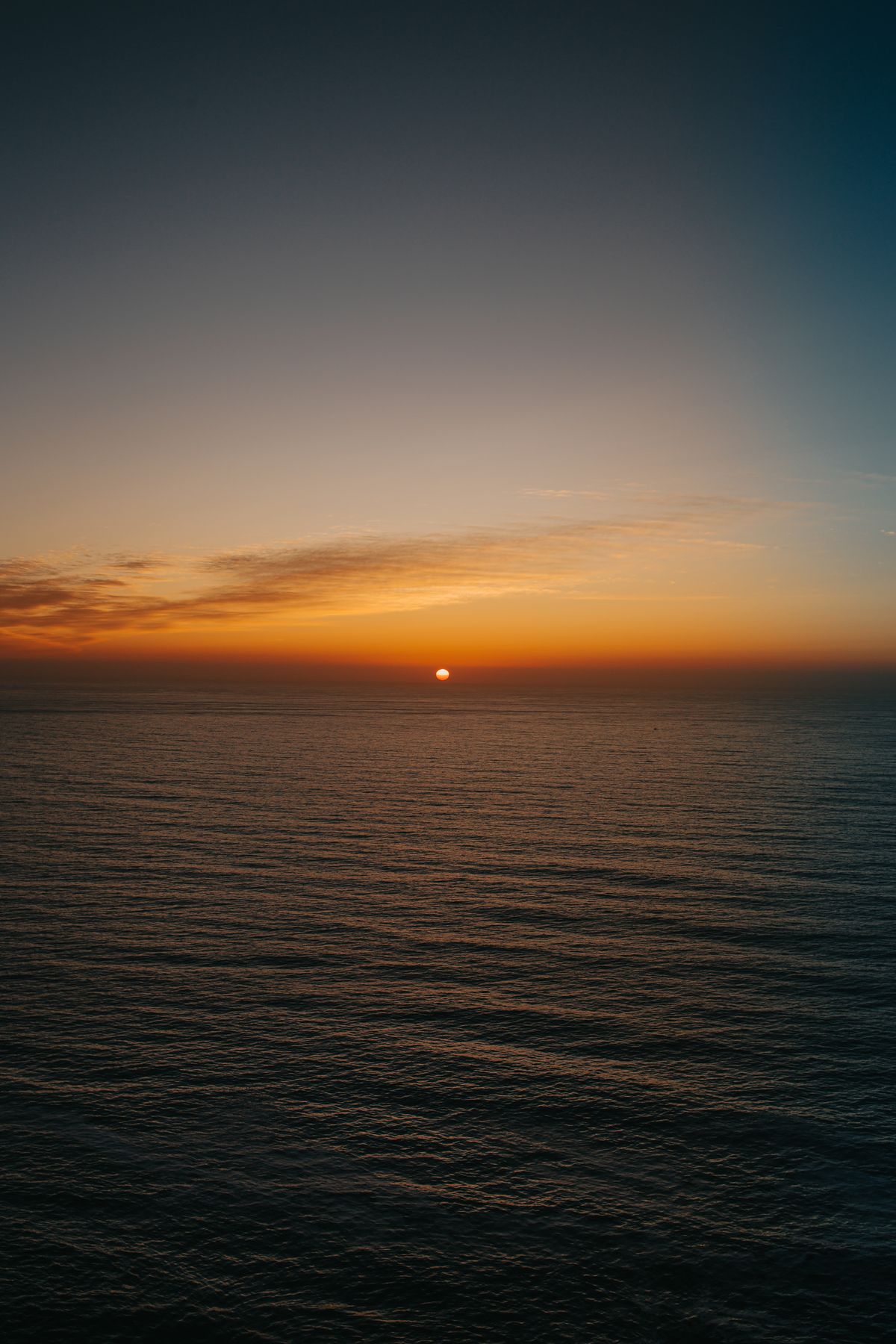 Sonnenuntergang über dem ruhigen Meer