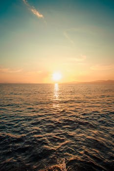 宁静的海洋日落，鲜艳的色彩和引人注目的云层倒映在水面上