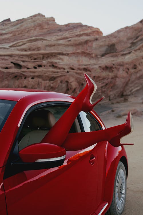 бесплатная Фотография человека в красной машине Стоковое фото