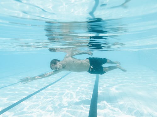 Kostenloses Stock Foto zu baden, junge, pool