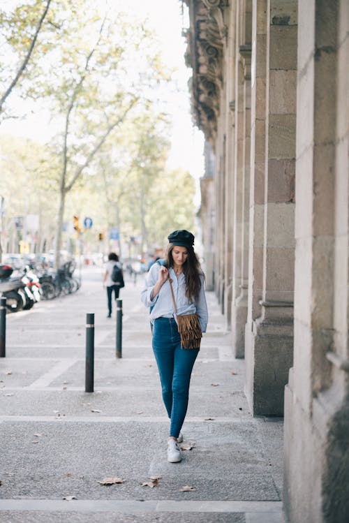 Gratis Mujer En Blue Denim Jeans De Pie En La Acera Foto de stock
