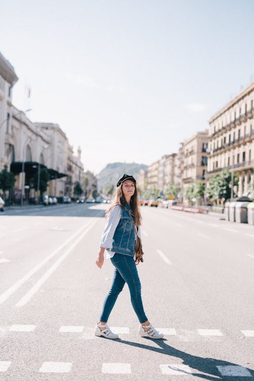 Mulher De Jaqueta Jeans Azul Em Pé Na Estrada