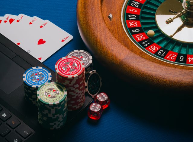 Online Casino: Spielautomaten und Live-Spiele im Überblick