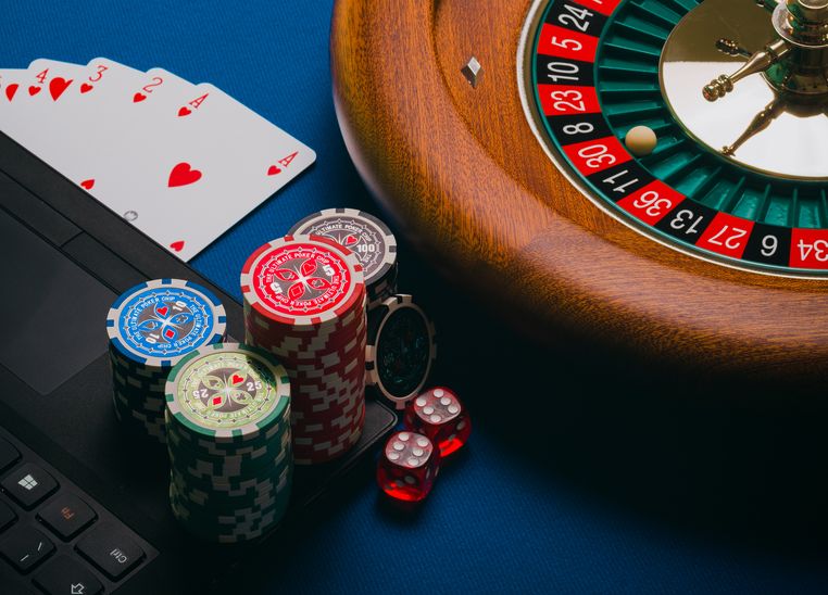 Online Casino: Spielautomaten und Live-Spiele im Überblick