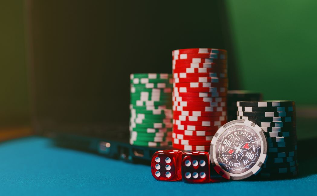 Online Casino Turnier mit Spielern an Spielautomaten
