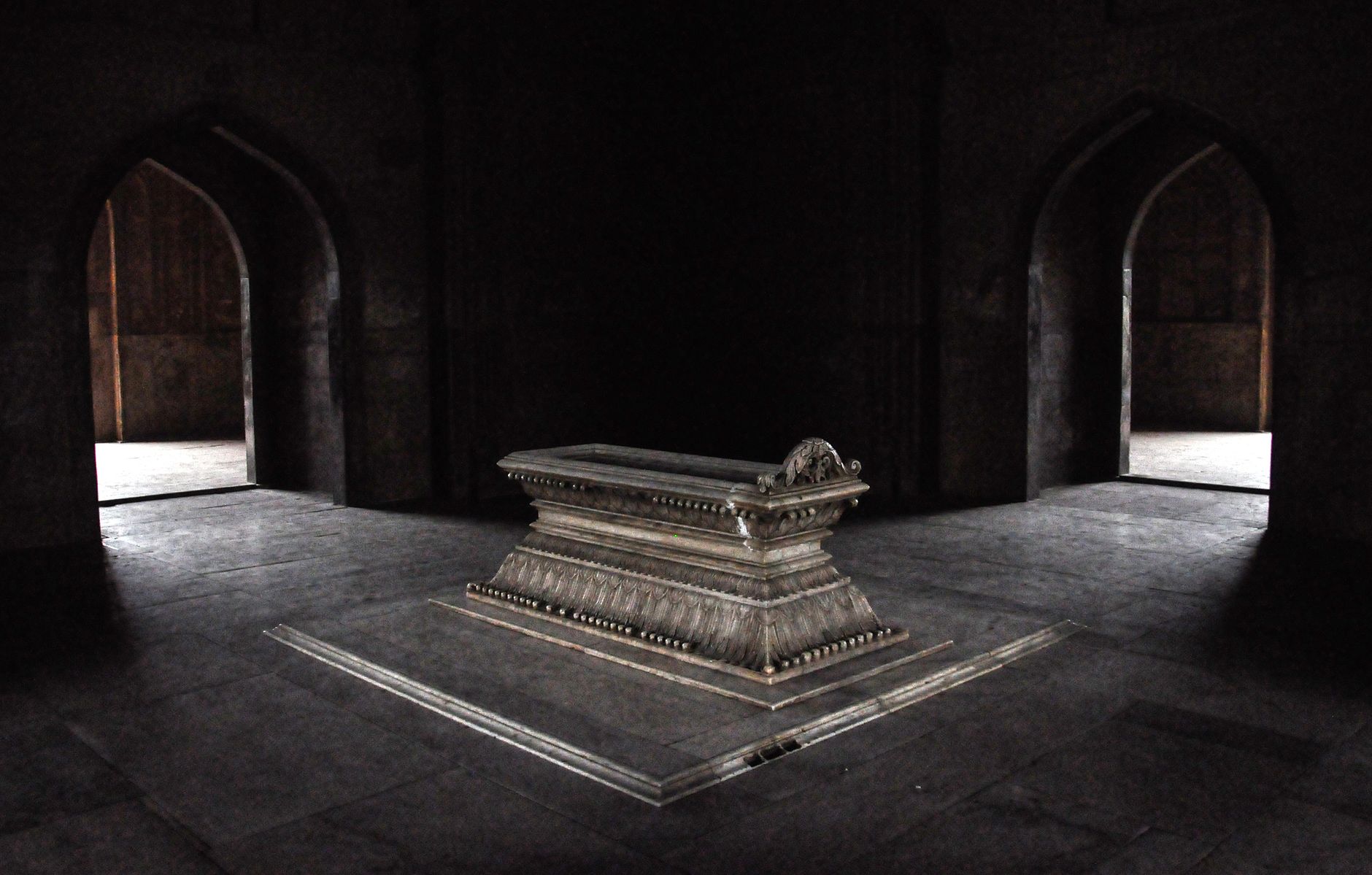 운전자보험과 개정 후 상품, 보장 차이만 깔끔 정리 7 Intricate stone tomb inside a dimly lit Mughal-era monument in New Delhi, India.